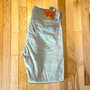 Levi’s, 33W 32L